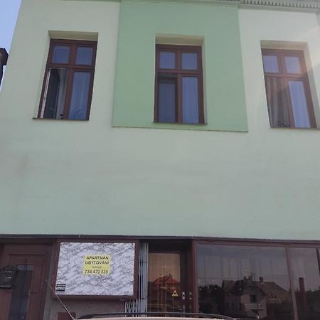 Apartman V Rodinnem Dome Jaroměř Exteriér fotografie
